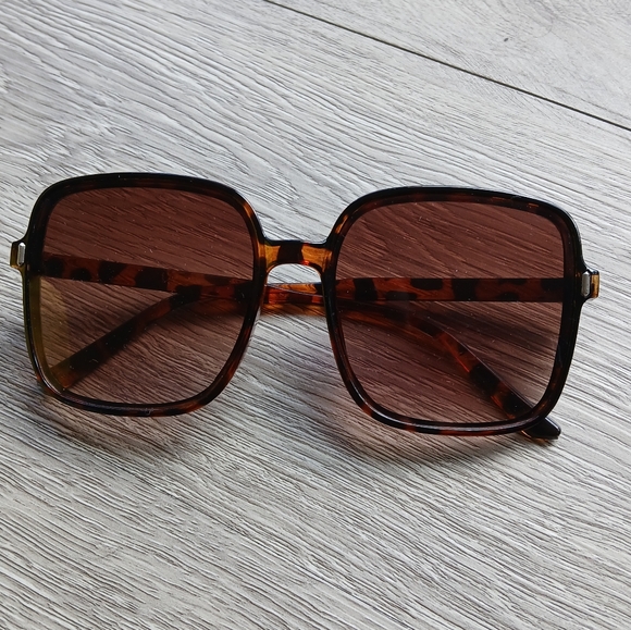 Accessories - 🤯2/$15 Tortoise Shell Square Sunglasses